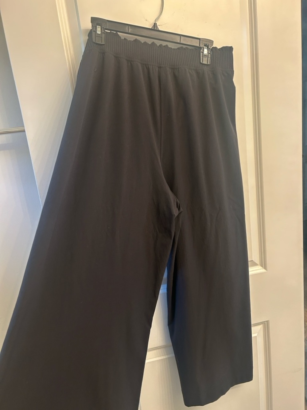 Lululemon Black Woven, ruffle waist, 25 Crop, wide leg, high waist Large - Picture 6 of 9